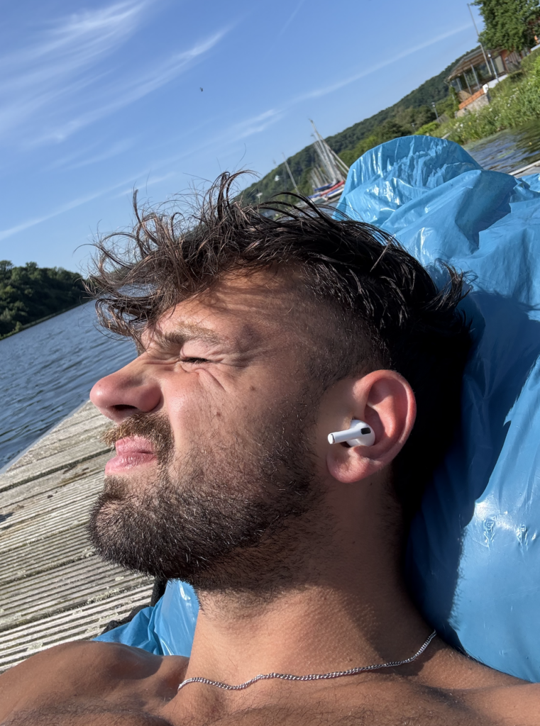 Fitness Training und Athletik mit professionellem männlichen Eskort