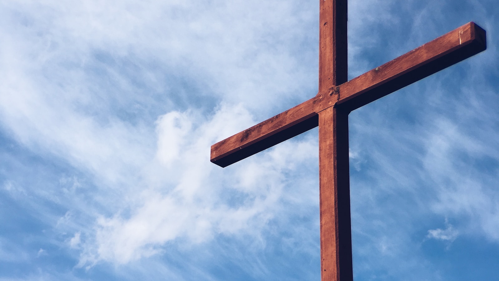 Bewusstseins-Mentoring – Kreuz vor blauem Himmel als Symbol für Klarheit